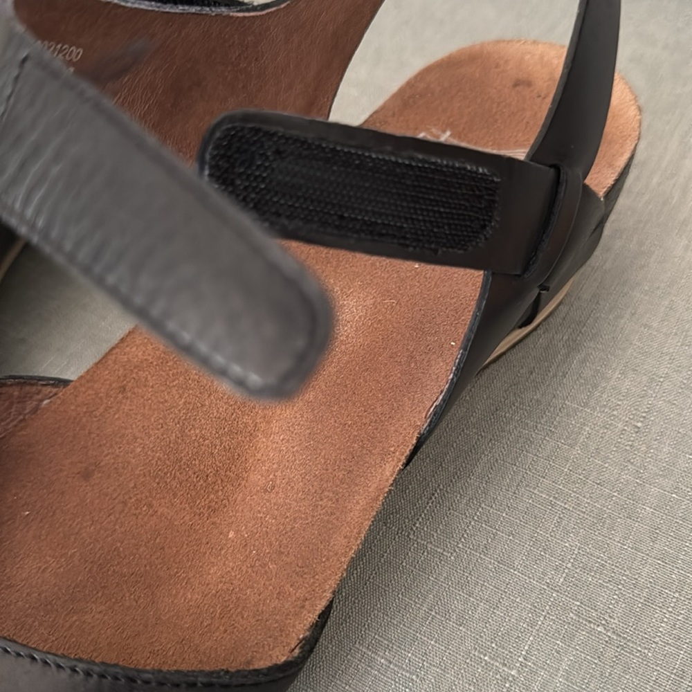 Dansko Brand Black Women's Sandals size 37 European sizing) Compares to 7M.
EUC. - Picture 9 of 9